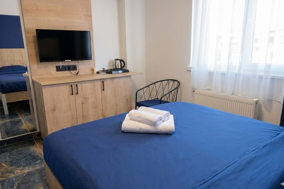Yenimahalle pansiyon, suit oda ve TV ünitesi