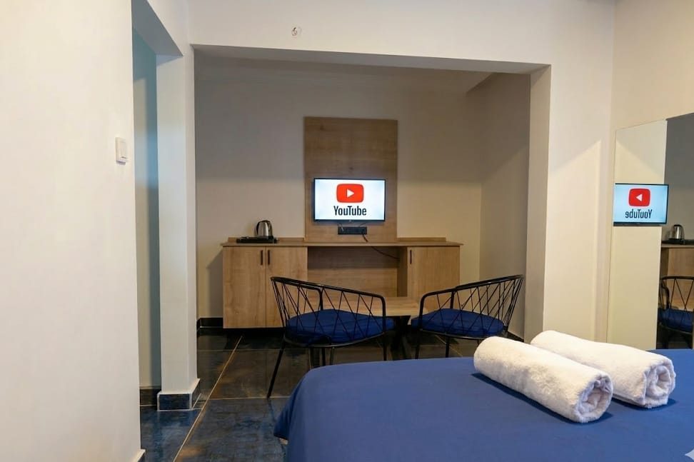 Yenimahalle saatlik kiralık oda, oturma alanı ve yemek masası